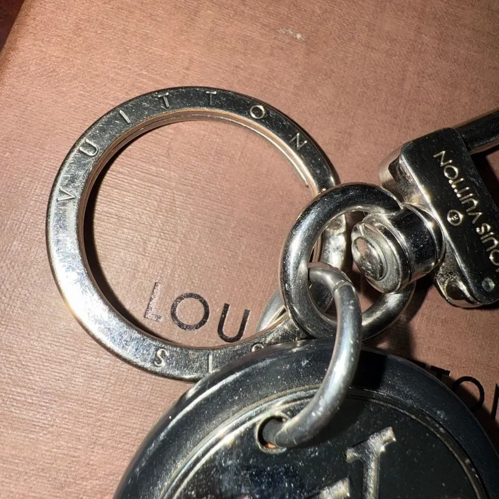 Used in great condition Louis Vuitton Silver and Black Keychain minor scratches - Picture 4 of 10